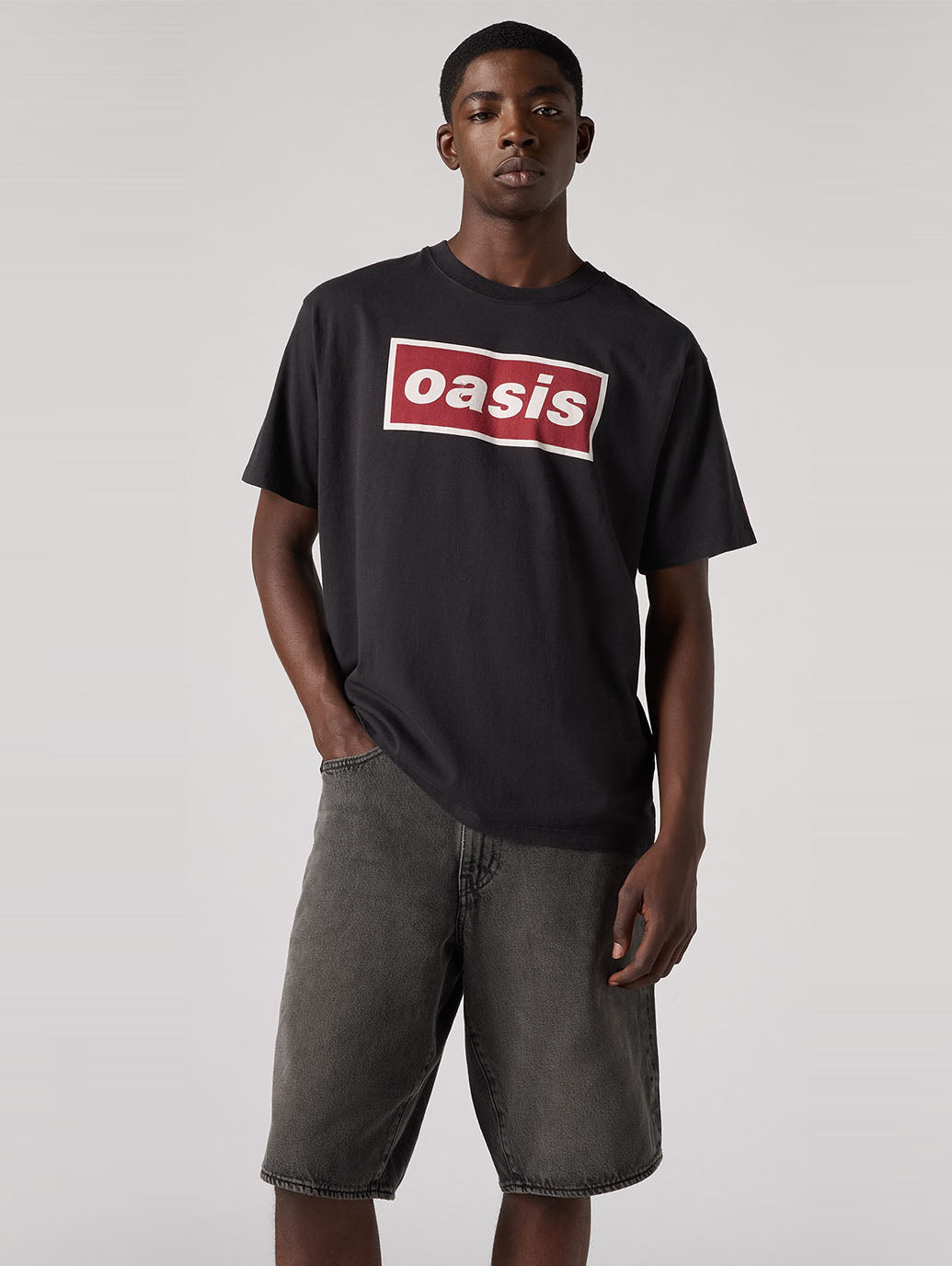 LEVI’S® x OASIS DECA LOGO Tシャツ ブラック 