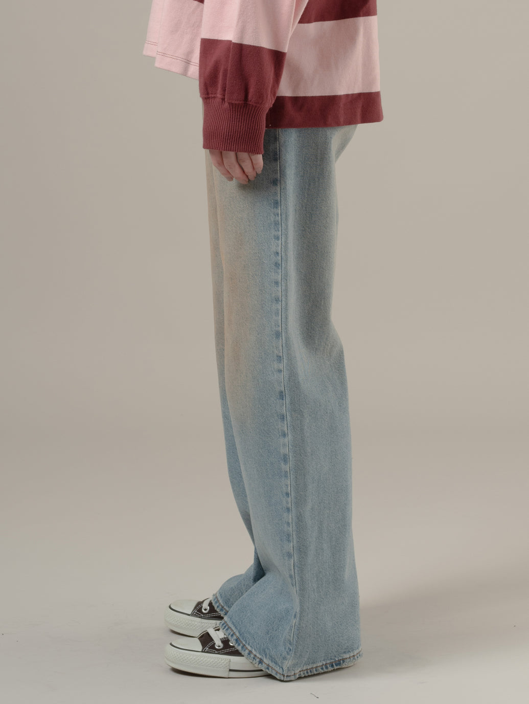 ROSÉ（ロゼ）着用 LOOSE BOOT ジーンズ ライトインディゴ