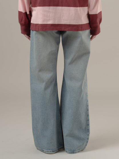 ROSÉ（ロゼ）着用 LOOSE BOOT ジーンズ ライトインディゴ