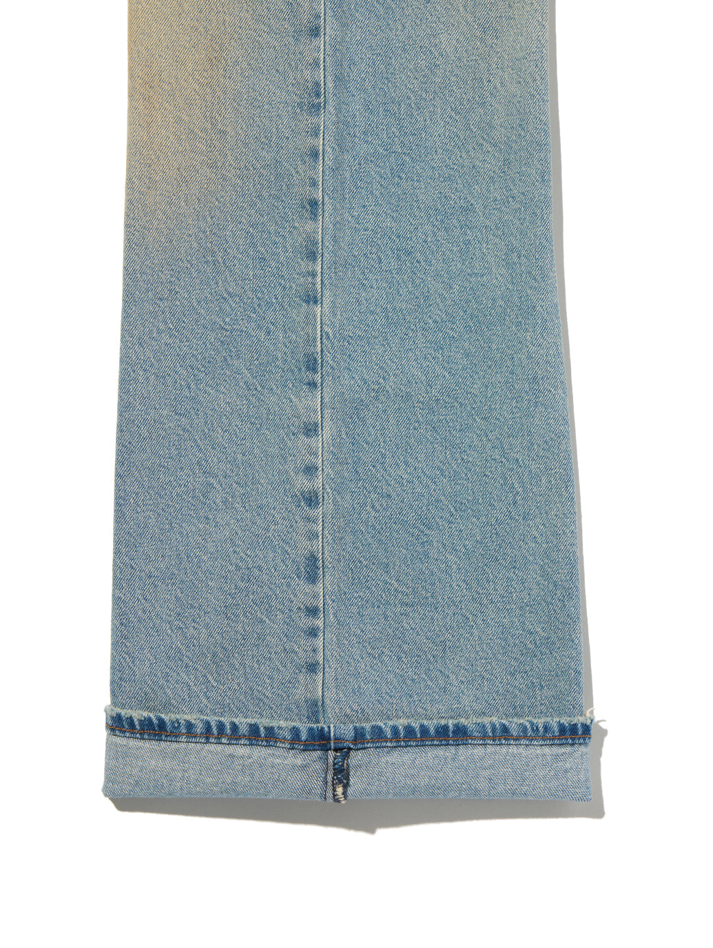 ROSÉ（ロゼ）着用 LOOSE BOOT ジーンズ ライトインディゴ