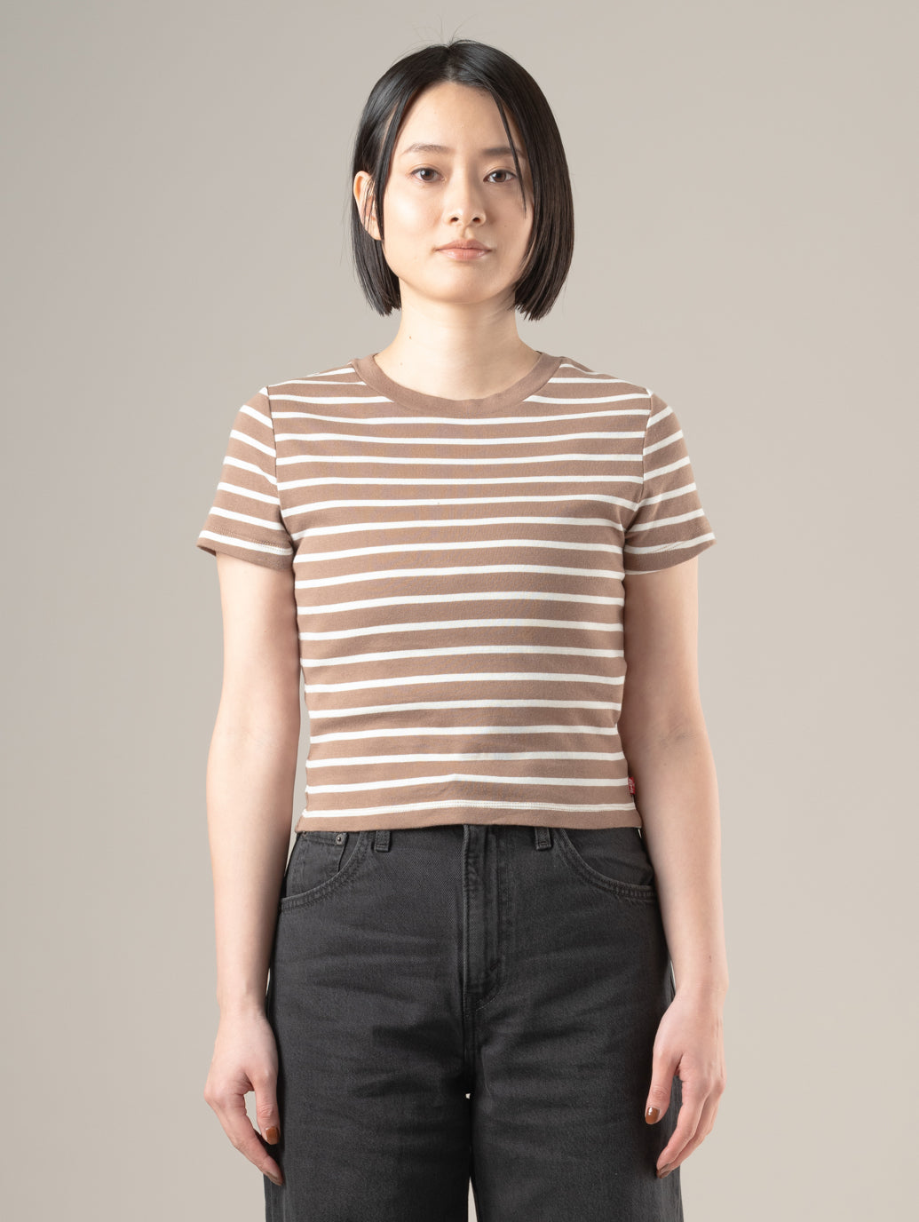 エッセンシャル スポーティ Tシャツ